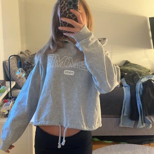 En grå hoodie ❤️ - Använd grå hoodie i bra sick ❤️ den är jätte mysig med en luva på backsidan i storlek xs 