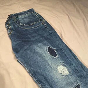 Place de jour jeans - Säljer dessa feta jeans ifrån märket place de jour i strolek 38. Passar dig som har s. Jeansen är i ett mycket bra skick. En lapp som skyddar hålen har lossnat lite men det är på insidan så syns inte. Feta och unika så köp. Nypris 800. Har du några frågor är det bara att höra av sig!😁😁😁
