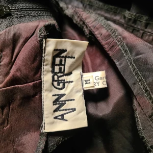 Leopardmönstrad klänning från Ann Green - Säljer en superball leopardmönstrad afton/cocktailklänning från Ann Green i storlek M. Klänningen har en halterneck-design och är perfekt för en festlig kväll. Den är i mycket bra skick och har en härlig flowy känsla. Klänningen är i nyskick och ej använd.