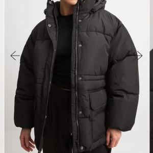 Vinterjacka nakd - Vadderad jacka med dragsko i midjan, köpt från nakd. Aldrig använd då den var för stor för mig, så lapparna sitter kvar! Köpt för 1099 kr, säljer den för 450 kr.