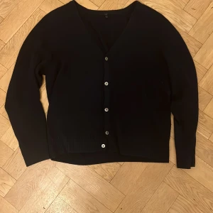 100% Chasmere kofta - 100% Chasmere står inget märke så vet ej vart den är ifrån. Storleken är S och passar någon som är ungefär 165. Tröjan är i skick 9/10 lite noprig men inte tillräckligt mycket för att märka.