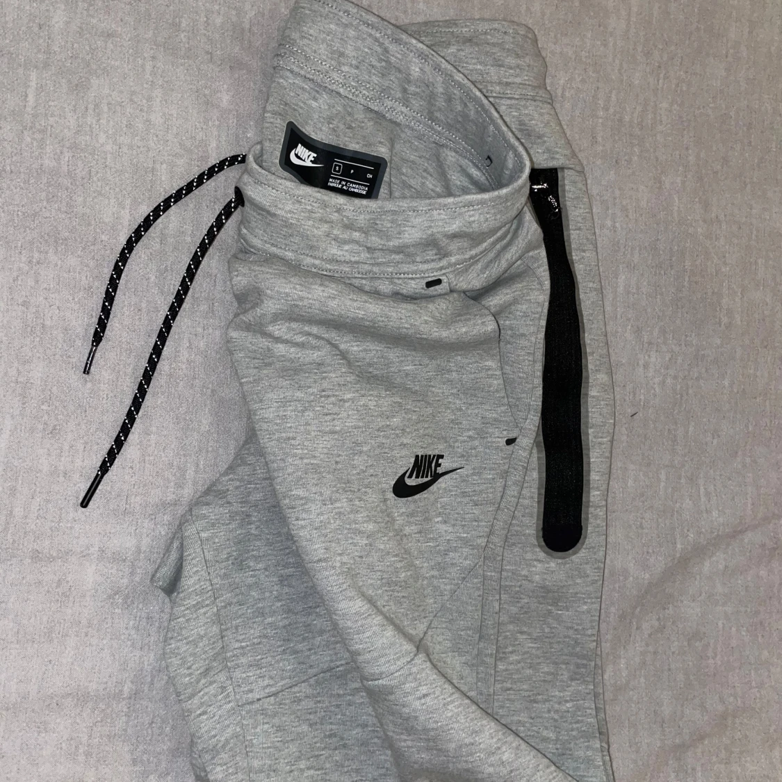 Gråa Nike tech fleece joggers - 90