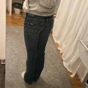 Blå jeans med bootcut - Säljer ett par snygga blå jeans med bootcut. De är lågmidjade och mörkblå! säljer pga har för mycket jeans! buda gärna 
