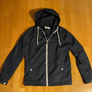 Pier one Windbreaker - En rikigt fett pier one jacka i storlek S i färgen Navy blue. Den är i rikigt bra skick. Inget täcken pp användning. Det är bara att skriva vid minsta fundering🙌