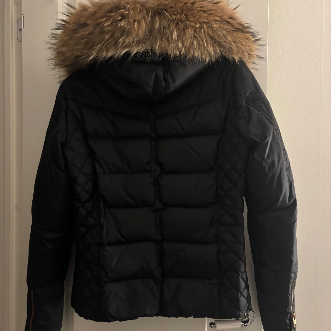 Svart dunjacka med pälskrage från Rockandblue - 92