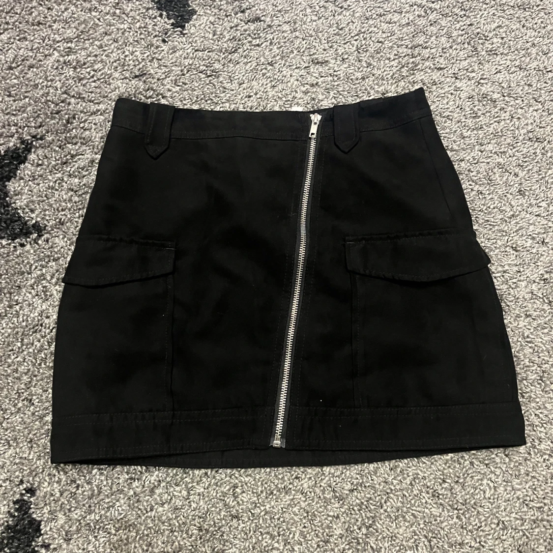 Svart kjol med dragkedja från Divided