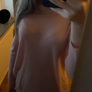 Rosa ribbad tröja - Säljer en superfin rosa ribbad tröja med långa ärmar. Perfekt för både vår och höst! Den har en enkel och stilren design som passar till det mesta. Tröjan är i bra skick och är riktigt bekväm att ha på sig. Perfekt för en mysig dag hemma eller en fika med vänner. 💖