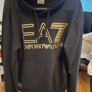 Armani ea7 hoodie  - Tjena säljer denna nya hoodien använd 1 gång, fast pris då nypris var 1100kr, kan skickas ifall det önskas.