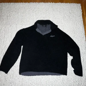 Axel Arigato sweatshirt - Mysig svart tröja från Arigato, köpt för 2000, säljer för 600kr