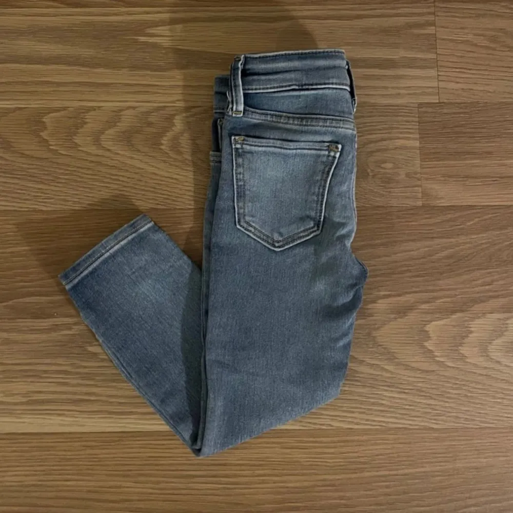 Storlek w32 L32. Passar (170-180cm) Bra passform. Mycket bra skick. Fraktar samma dag. Skriv för mer info och bilder . Jeans & Byxor.