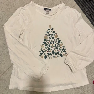Jultröja och fler fina tröjor storlek 8-10 år  - Säljer 4 fina tröjor storlek 8 - 10 år (128/134), en randig tröja från H&M i marinblå och guld glitter, två rosa/röda tröjor från en franska märke DPAM med krage och guldiga glittriga kantar, och en vit tröja med en fin julgran motiv i grön och guld.  Tröjor är i jätte fin  skick och passar till det mesta i garderoben! Allt för 50kr!