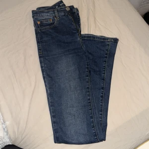 Mörkblå jeans - Säljer ett par mörkblå jeans i bra skick. Passar till det mesta och är superbekväma. Använda ett par gången men inget som syns