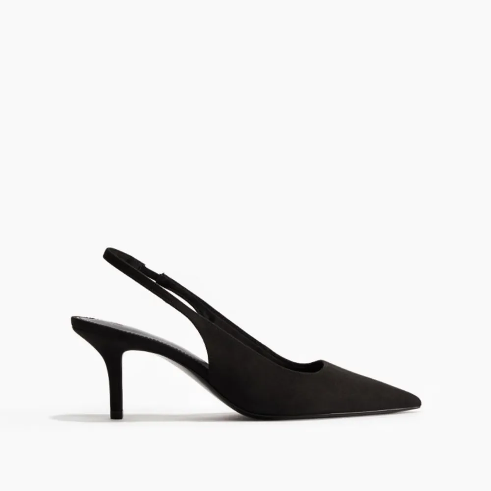 Snygga svarta pumps från H&M med spetsig tå och elegant klack. Perfekta för både fest och mer formella tillfällen. De har en stilren design med en smal rem runt hälen för extra komfort.. Skor.