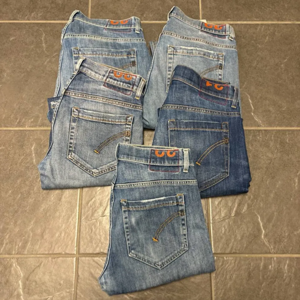 Tjena, säljer 5 par Dondup jeans för 4,999 man kan även köpa ett par för 999 alla är i riktigt fint skick inga hål eller liknande inga skador heller skick 9/10 på alla jeans storlekarna är 30 31 32 33. Jeans & Byxor.