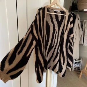 Kofta med djurprint  - Kofta köpt på nakd. Strl m, fint skick. 