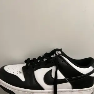 Säljer ett par svartvita Nike sneakers i bra skick.  Storlek 40, använda ett fåtal gånger 