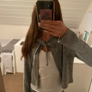 Rosett kofta🌟 - Kollar intresset för denna fina koftan då den tyvärr inte kommer till användning🎀🎀 Knappt använd!🌟 Vid frågor är det bara att höra av sig☺️