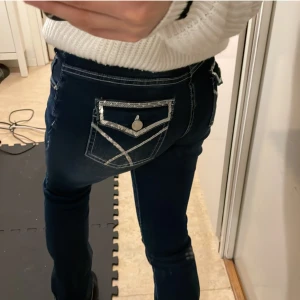 Mörkblå jeans - Säljer ett par mörkblå jeans som jag köpt på plick med snygga detaljer på bakfickorna. De är bootcut och jag skulle säga att de är midwaist men man kan lätt sy om dem till low. Fina fickor och de är i jättebra skick! Passar perfekt för 158-164. 💕💕