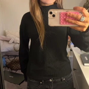 Svart stickad tröja - Jätte fin svart stickad tröja som ej kommer till användning, jätte skönt men rätt tunt material.
