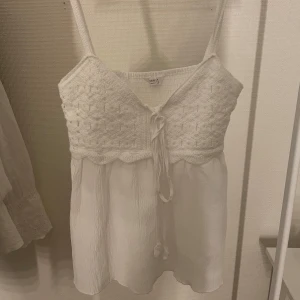 Vit topp  - Söt topp från stradivarius. Använd 1-2 gånger 