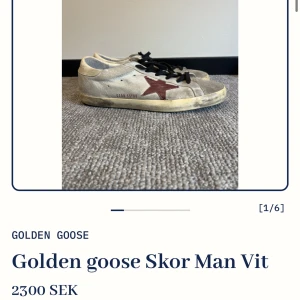 Golden Goose Skor Man Vit - Säljer ett par vita Golden Goose sneakers i bra skick. Köpte från sicuro fashion för 2300. Perfekta för en avslappnad stil med en touch av lyx. Sulan är lite smutsig, men det är en del av designen. Passar perfekt för både vardag och fest!