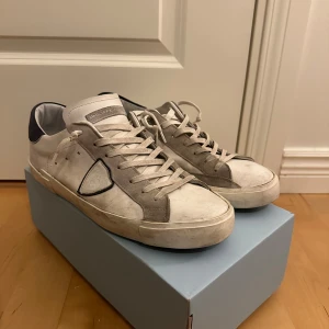 Philippe model skor  - Tjo säljer nu dessa Philippe model skor i Storlek 45 men passar mig som har 44, bra. Skicket på skorna är bra och har mycket kvar att ge nypriset är allt från 3-4,5 tusen. Boxen nedkommer i köpet. Bara o skriva om ni undrar något!