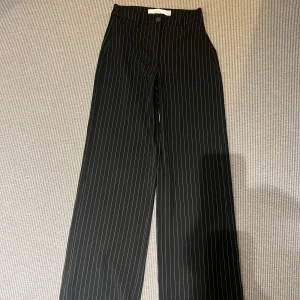 Kostymbyxor - Kritrandiga kostymbyxor. Helt oanvända