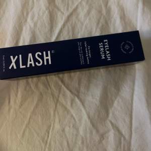 Säljer ett Xlash Eyelash Serum som hjälper till att stärka och förlänga dina ögonfransar. Förpackningen är mörkblå och innehåller 3 ml serum. Perfekt för dig som vill ha naturligt långa och fylliga fransar. Produkten är dermatologiskt testad och fri från parabener. Helt oanvänd