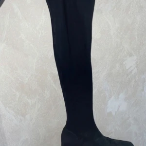 Svarta stövletter i mocka - Snygga svarta stövletter i ”mocka” med spetsig tå. Perfekta för höst och vinter, dessa boots är både stilrena och bekväma. Passar bra till både vardag och fest. De har en elegant design som gör dem lätta att matcha med olika outfits.