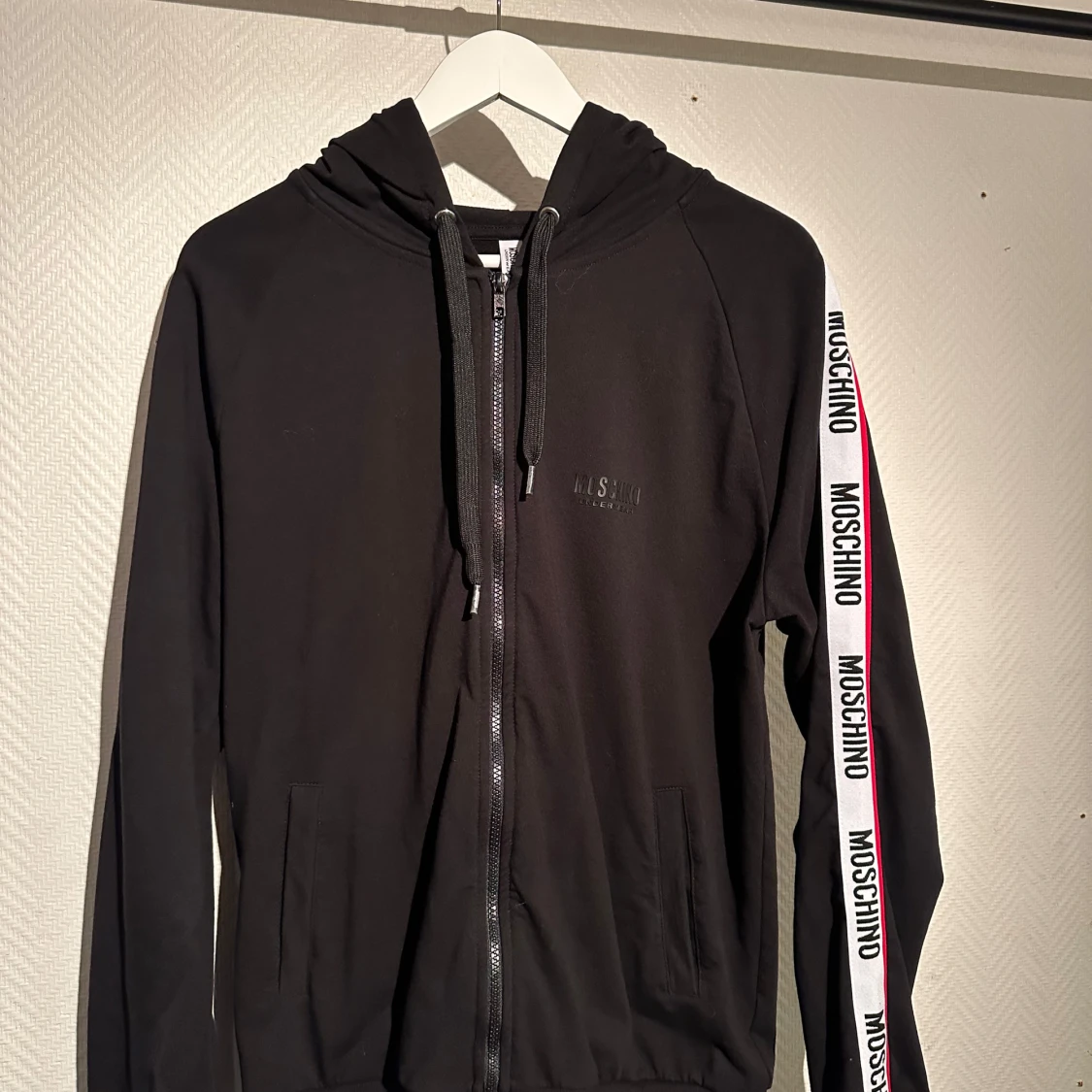 Svart hoodie från Moschino