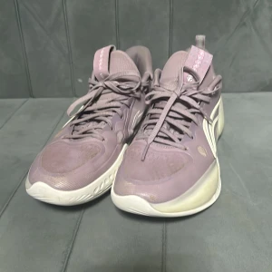LI-NING YUSHUA17 Low Lavandel - Säljer ett par basketskor då jag inte längre kör basket. Har använt de i ca 4-5månader. Dom är i ganska bra skick bara litet märken på sidan av sulorna. Dom funkar exakt som de ska och håller typ i 1 år till eller så. Luktbortagnings bollarna ingår. Orginal pris 1700kr