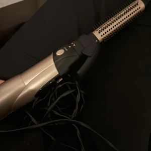 Hårfön/ värme borste  - Aldrig använd. Dock har jag en till som funkar utmärkt ifrån samma märke