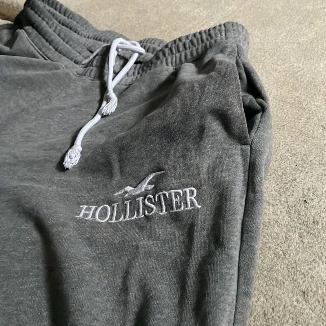 Grå mjukisbyxor från Hollister - 92