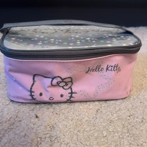 Hello Kitty necessär  - Hello Kitty necessär, bra skick & rekommenderas verkligen för dig som ska åka iväg!