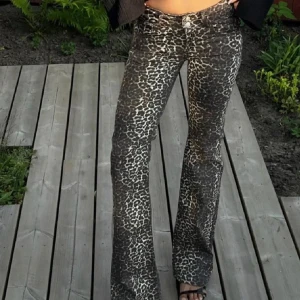 Lågmidjade leopard jeans  - Lågmidjade leopard jeans med en extremt fin passform. Passar till utekväll eller en helt vanlig dag. Extremt skönt material. 