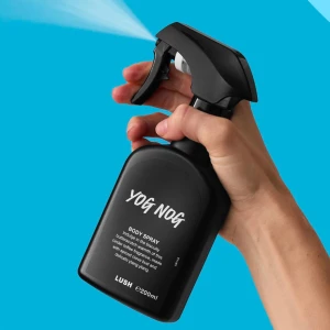Yog Nog Body Spray från Lush✨🧈🍪 - Säljer en Yog Nog Body Spray från Lush. Den har en härlig doft av smörkola och kryddnejlika med inslag av ylang ylang. Perfekt för dig som söker en jul-ig doft 🎄🎅🏽 doftar som en mjuk pepparkaka med en tjock smörkräm på 🤌🏽🧈🍪. Har endast testat den men har andra dofter som jag använder mycket mer så kollar intresset. Limiterad och slutsåld ✨