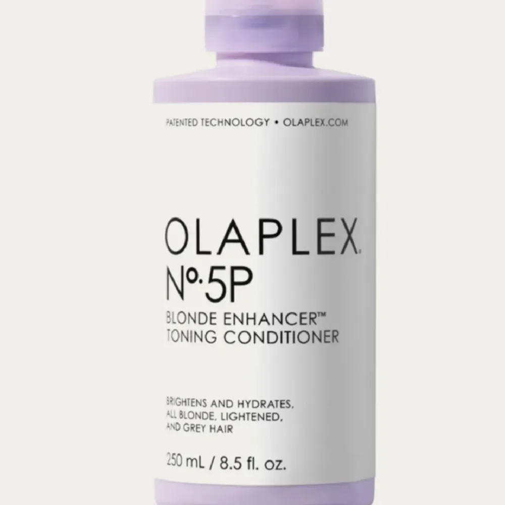 Olaplex No.5P är ett tonande balsam som ljusar upp och återfuktar blont, blekt och grått hår. Perfekt för att hålla håret fräscht och glansigt. Flaskan är lila och innehåller 250 ml. Köptes för 349kr men jag säljer den för 200kr, aldrig använd.. Skönhet.