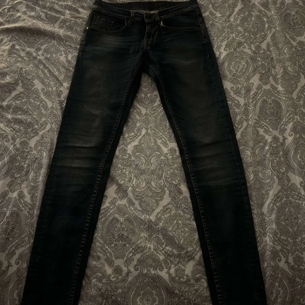 Säljer ett par snygga mörkblå slim fit jeans från Tiger of Sweden och är i mycket bra skick. Storlek 30/32 . Perfekta för både vardag och fest! Tvecka inte om du undrar något😊. Jeans & Byxor.