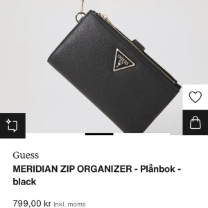 Svart plånbok från Guess - Snygg och stilren svart plånbok från Guess med dragkedja och det ikoniska Guess-emblemet i metall. Aldrig använt köp på zalando ord pris 799kr. 