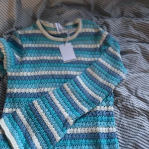 Virkad klänning - Säljer en oanvänd virkad klänning från Vero-Moda då jag inte riktigt känner att jag passar i den men väldigt fin och skön. Köpte på rea för 400kr där ordinarie pris va 600kr. Den har vida armar och går ungefär till knävecken på mig som är 173 cm