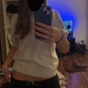 Beige kortärmad tröja - Säljer en enkel och stilren beige stickad tröja med korta ärmar från Vero Moda.  Perfekt för en avslappnad look eller att matcha med accessoarer. 