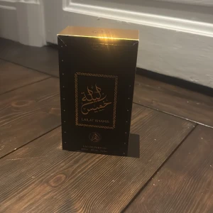 Lailat khamis  - En parfym som luktar väldigt gott 100 ml kvar ny skick man får med box och allt skriv ifall ni har nogra frågor 