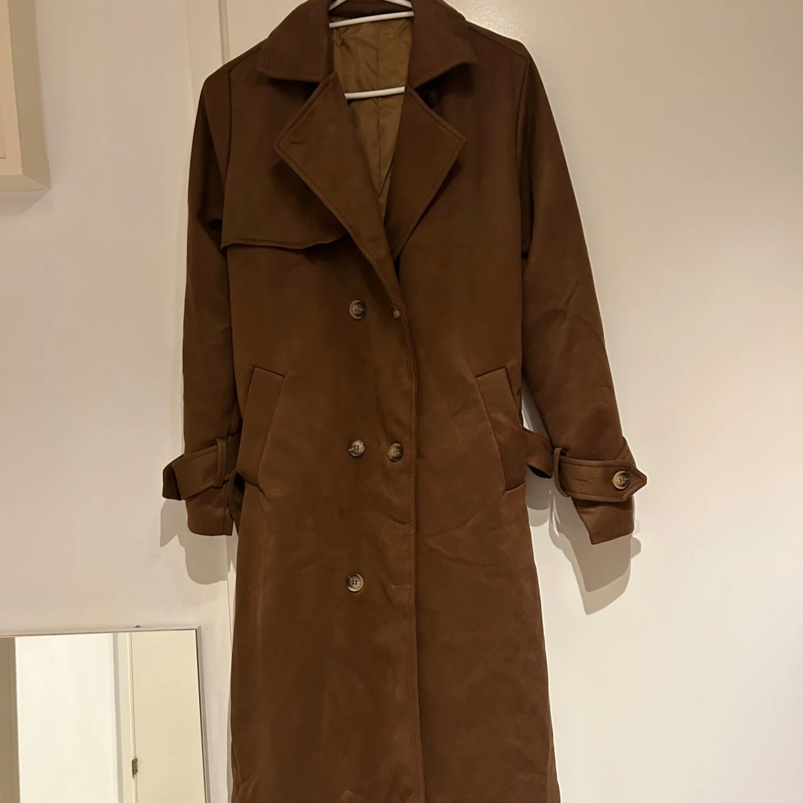 Brun trenchcoat, mocka imitation (faux mocka) - 92