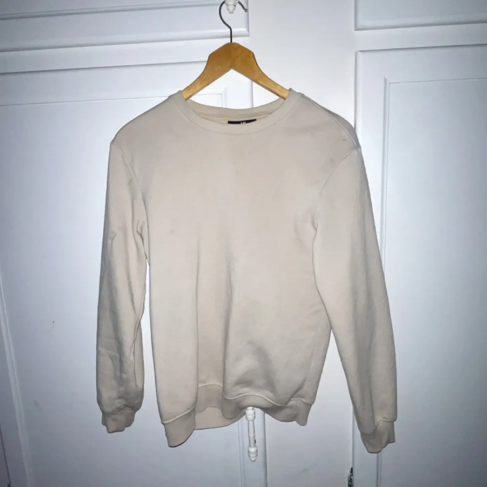 Riktigt skön HM hoodie helbeige. Storlek XS (passar S) Sitter skitbra i armarna och längden använt typ 3 gånger inga skador. Tröjor & Koftor.