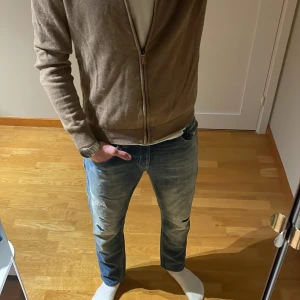 Dondup jeans - Riktigt schyssta Dondup jeans med unika slitningar och broderat dondup märke på vänstra låret samt riktigt schysst passform! | W33 | Skick 8/10 då de inte har något fel på sig och slitningarna är som de ska va! | Nypris 3500, mitt pris endast 899kr! | Pris ej hugget i sten! |Hör gärna av er vid frågor kring jeansen!😊