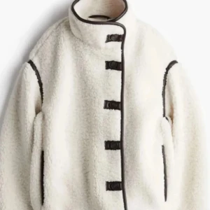 Vit teddyjacka med svarta detaljer - Supermysig vit teddyjacka med svarta kantdetaljer och knäppning fram. Perfekt för kyliga dagar när du vill vara både varm och stilren. Jackan har en hög krage och långa ärmar, vilket gör den idealisk för höst och vinter. Helt slutsåld. ❤️