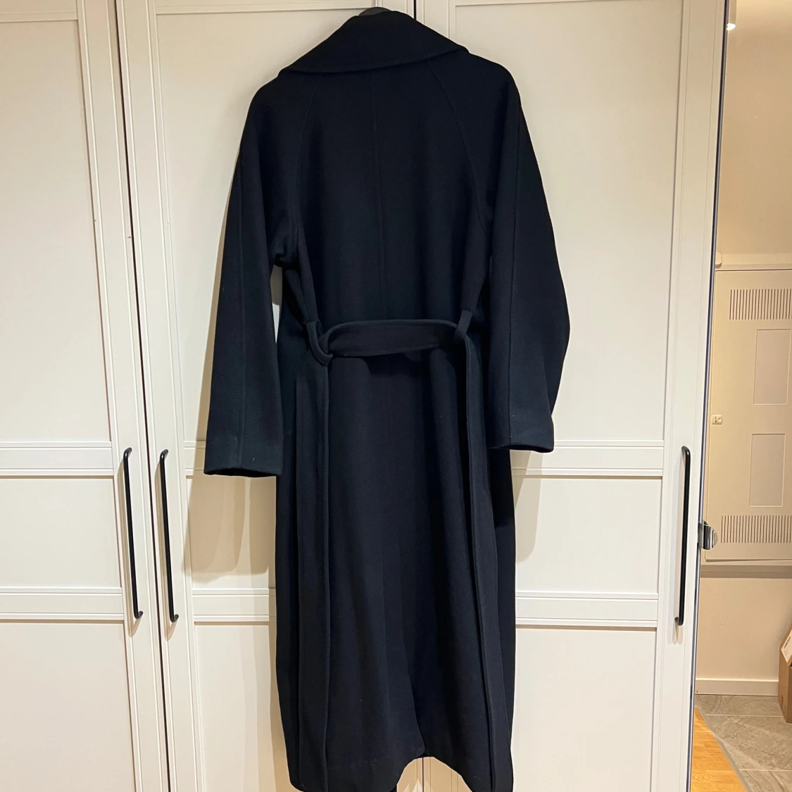 Svart lång kappa från Weekday - 91