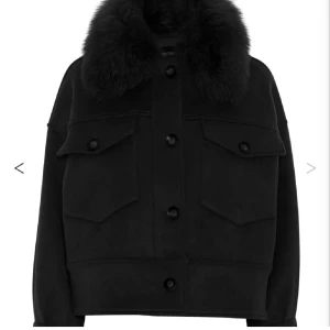 Meotine jacka  - Super snygg och passar till allt💞nypris 3500🩷 använd med bra skick 