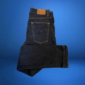 Nudie jeans grim Tim  - Tja! Säljer mina riktigt feta och stil rena Nudie jeans i modellen ”grim Tim” skicket är 8/10 inga defekter eller något sånt mitt pris 450 men ej hugget i sten! Hör av er om ni skulle ha några funderingar!