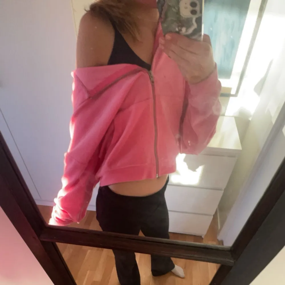 Säljer en superfin rosa hoodie från Bik Bok i storlek S. Den har en dragkedja framtill och är perfekt för både chill och vardag. Hoodien är i bra skick och gjord av mjukt material som känns skönt mot huden. Perfekt för höst och vår!tröjan är använd ett tåtal gånger och köpt för 499kr. Hoodies.